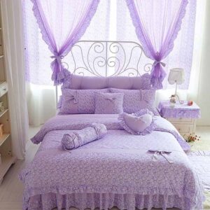 Parure de lit violette motif nœud. Bonne qualité, confortable et à la mode sur un lit dans une maison