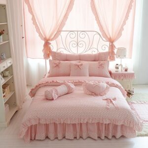 Parure de lit rose motif nœud. Bonne qualité, confortable et à la mode sur un lit dans une maison