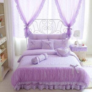 Parure de lit violette avec dentelle motif nœud. Bonne qualité, confortable et à la mode sur un lit dans une maison