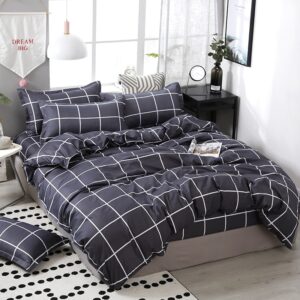 Parure de lit gris motifs à carreaux. Bonne qualité, confortable et à la mode sur un lit dans une maison