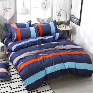 Parure de lit bleu marine à rayures multicolore. Bonne qualité, confortable et à la mode sur un lit dans une maison