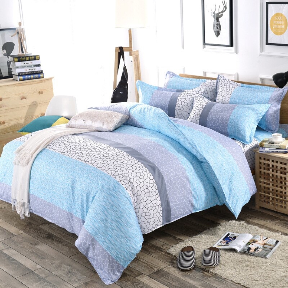 Parure de lit rayures gris bleu blanc. Bonne qualité, confortable et à la mode sur un lit dans une maison