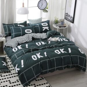 Parure de lit vert foncé avec inscription OK. Bonne qualité, confortable et à la mode sur un lit dans une maison
