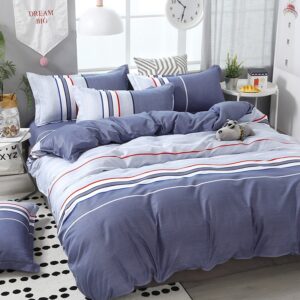 Parure de lit grise à rayures. Bonne qualité, confortable et à la mode sur un lit dans une maison