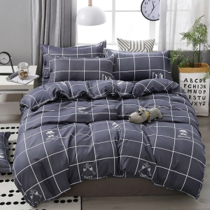 Parure de lit grise motifs carreaux. Bonne qualité, confortable et à la mode sur un lit dans une maison