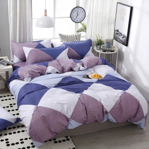 Parure de lit motifs géométriques tricolores. Bonne qualité, confortable et à la mode sur un lit dans une maison