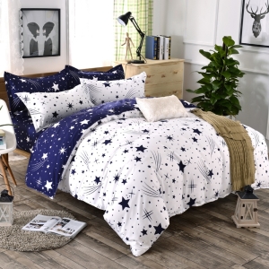 Parure de lit blanche motifs étoiles. Bonne qualité, confortable et à la mode sur un lit dans une maison