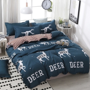 Parure de lit bleu canard imprimé cerf. Bonne qualité, confortable et à la mode sur un lit dans une maison