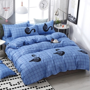 Parure de lit bleue motif cygne. Bonne qualité, confortable et à la mode sur un lit dans une maison