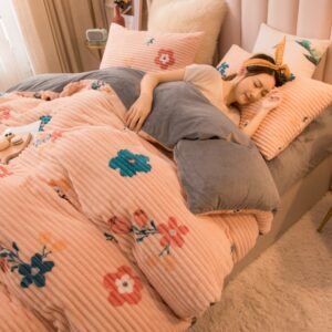 Parure de lit saumon à motif floral. Bonne qualité, confortable et à la mode sur un lit dans une maison