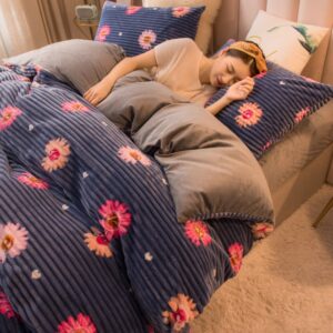 Parure de lit bleu nuit à motif floral. Bonne qualité, confortable et à la mode sur un lit dans une maison