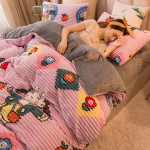 Parure de lit rose motif petite fille et fleurs. Bonne qualité, confortable et à la mode sur un lit dans une maison