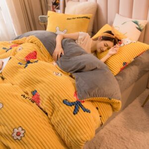 Parure de lit jaune à motif floral. Bonne qualité, confortable et à la mode sur un lit dans une maison