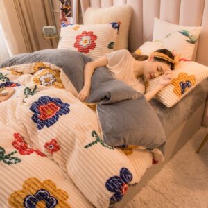 Parure de lit saumon motif fleurs colorées. Bonne qualité, confortable et à la mode sur un lit dans une maison