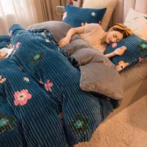 Parure de lit bleu marine motif fleurs. Bonne qualité, confortable et à la mode sur un lit dans une maison