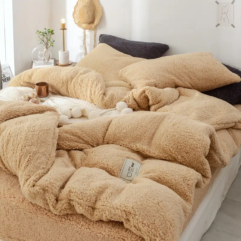 Parure de lit brun-beige effet fourrure. Bonne qualité, confortable et à la mode sur un lit dans une maison