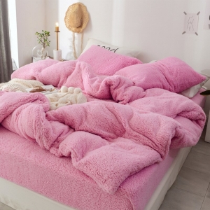Parure de lit rose effet fourrure. Bonne qualité, confortable et à la mode sur un lit dans une maison