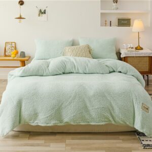Parure de lit vert clair effet fourrure. Bonne qualité, confortable et à la mode sur un lit dans une maison