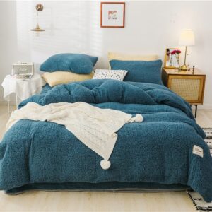 Parure de lit bleu nuit effet fourrure. Bonne qualité, confortable et à la mode sur un lit dans une maison
