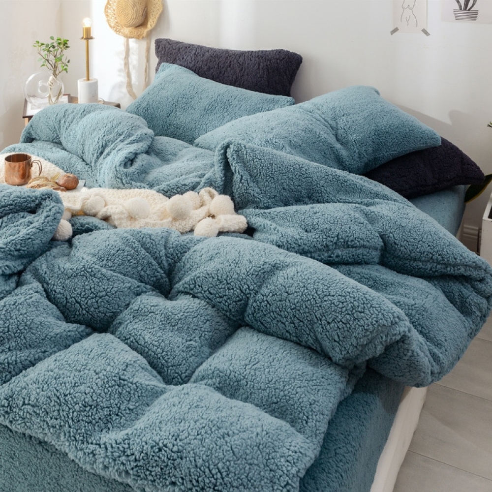 Parure de lit bleu canard effet fourrure. Bonne qualité, confortable et à la mode sur un lit dans une maison