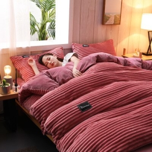Parure de lit unie rose cerise en flanelle. Bonne qualité, confortable sur un lit dans une maison