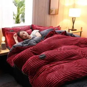 Parure de lit unie rouge en flanelle. Bonne qualité, confortable et à la mode sur un lit dans une maison