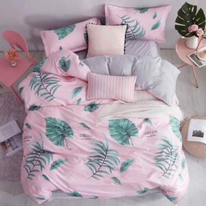 Parure de lit douceur tropicale, bonne qualité et à la mode sur un lit dans une maison