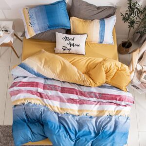 Parure de lit rayée colorée, bonne qualité et à la mode sur un lit dans une maison