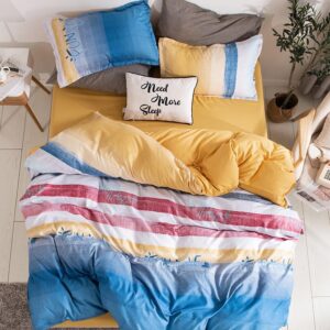 Parure de lit rayée colorée, bonne qualité et à la mode sur un lit dans une maison