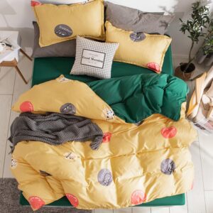 Parure de lit bicolore jaune, bonne qualité et à la mode sur un lit dans une maison