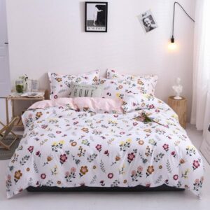 Parure de lit blanche imprimé floral, bonne qualité et à la mode sur un lit dans une maison