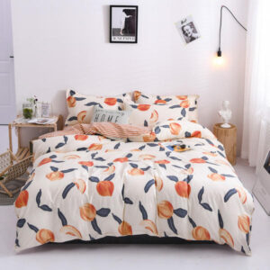 Parure de lit blanche imprimé pêches, bonne qualité et à la mode sur un lit dans une maison