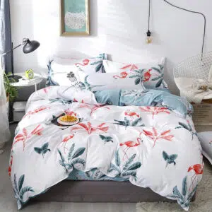 Parure de lit flamants roses, bonne qualité et à la mode sur un lit dans une maison