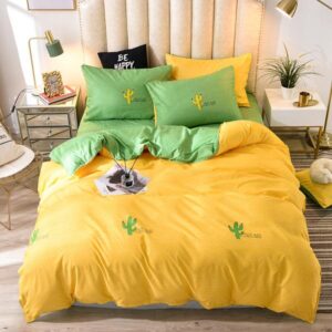 Parure de lit cactus jaune, bonne qualité et à la mode, sur un lit dans une maison