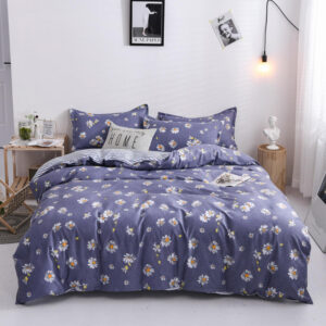 Parure de lit bleue fleurie, bonne qualité et à la mode sur un lit dans une maison