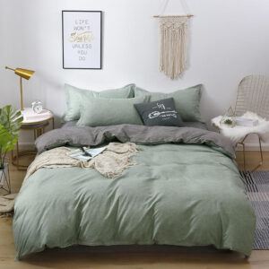 Parure de lit vert céladon, bonne qualité et à la mode sur un lit dans une maison