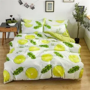 Parure de lit imprimé citrons, bonne qualité et à la mode sur un lit dans une maison