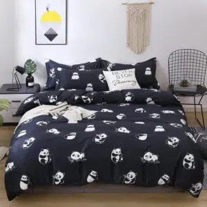 Parure de lit petits pandas, bonne qualité et à la mode sur un lit dans une maison