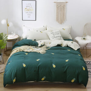 Parure de lit verte imprimé ananas, bonne qualité et à la mode sur un lit dans une maison