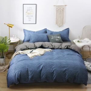 Parure de lit bleu denim, bonne qualité et à la mode sur un lit dans une maison