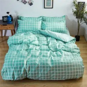 Parure de lit carreaux turquoises, bonne qualité et à la mode sur un lit dans une maison