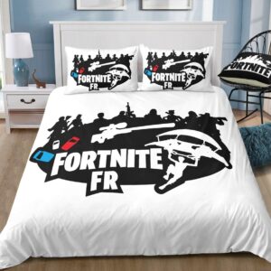 Parure de lit blanche Fortnite. Bonne qualité, confortable et à la mode sur un lit dans une maison