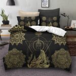 Lit deux places avec une parure de lit noire et dorée avec un Buddha