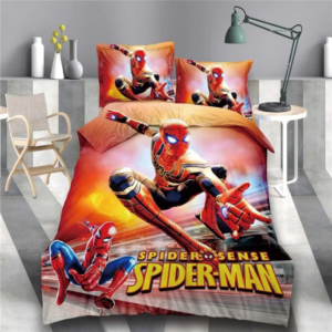 Parure de lit rouge Spiderman. Bonne qualité, confortable et à la mode sur un lit dans une maison
