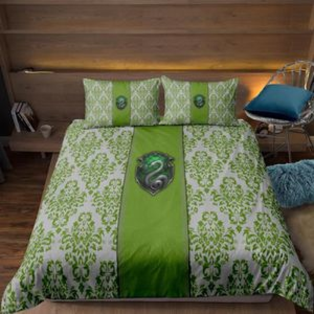 Parure de lit Serpentard à motif floral. Bonne qualité, confortable et à la mode sur un lit dans une maison