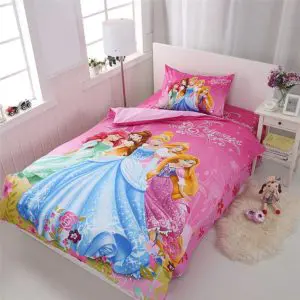 Parure de lit rose princesses. Bonne qualité, confortable et à la mode sur un lit dans une maison