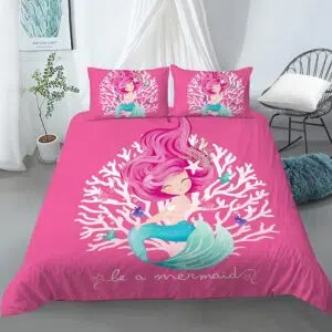 Parure de lit rose petite sirène. Bonne qualité, confortable et à la mode sur un lit dans une maison