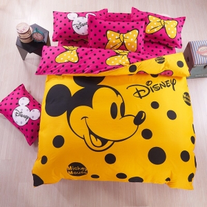 Parure de lit jaune Mickey Mouse.Bonne qualité, confortable et à la mode sur un lit dans une maison