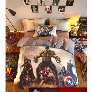 Parure de lit gris blanc Avengers. Bonne qualité, confortable et à la mode sur un lit dans une maison