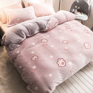 Housse de couette au motif chat molletonnée et douce. Bonne qualité, confortable et à la mode sur un lit dans une maison